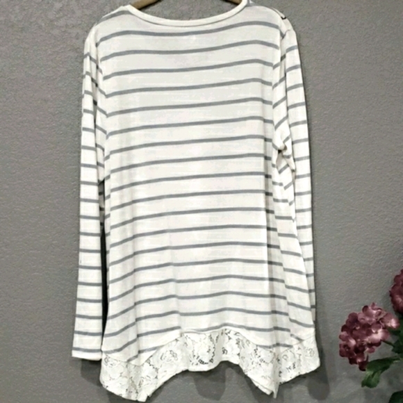 Womens Vneck graphic knit top lace trim top size Large - Picture 2 of 8